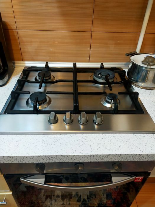 Set de bucătărie , hotă , cuptor și plită