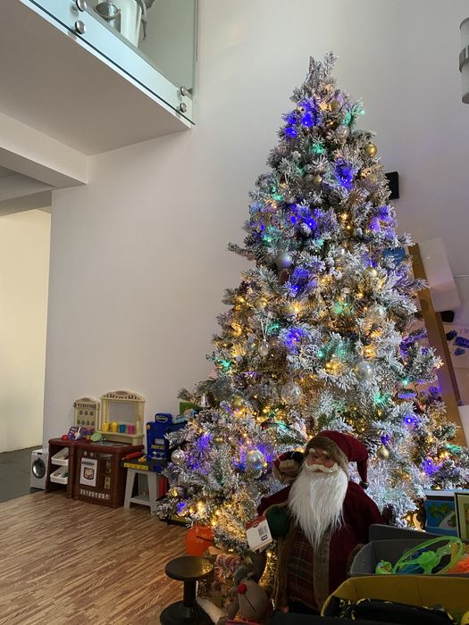 Brad artificial DeLux cu zapada/conuri 240 cm