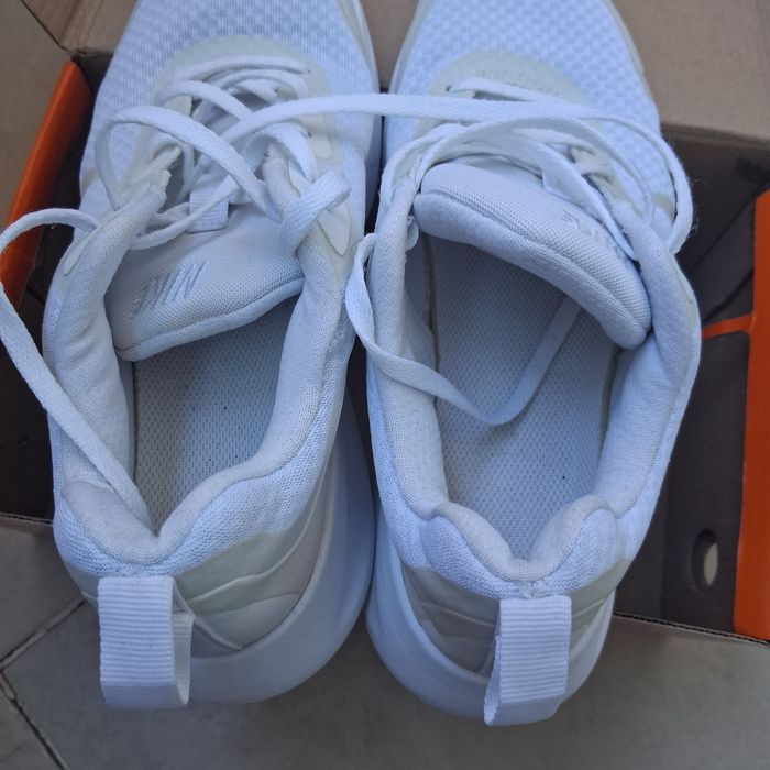 Дамски бели обувки на Nike