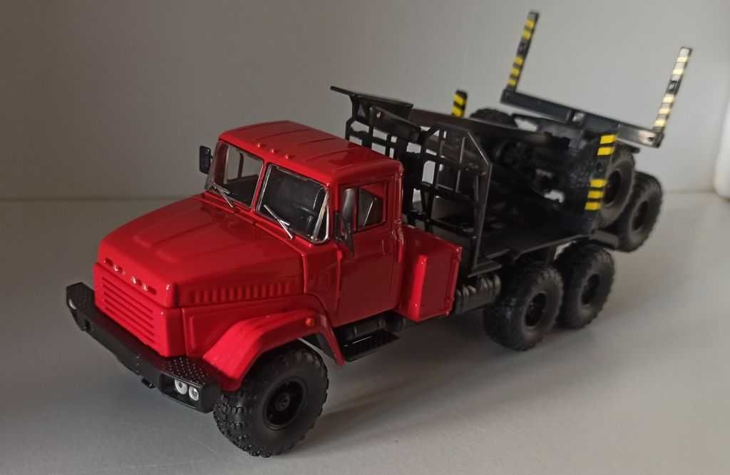 Macheta KrAZ 64372 camion transport busteni - MCG 1/43