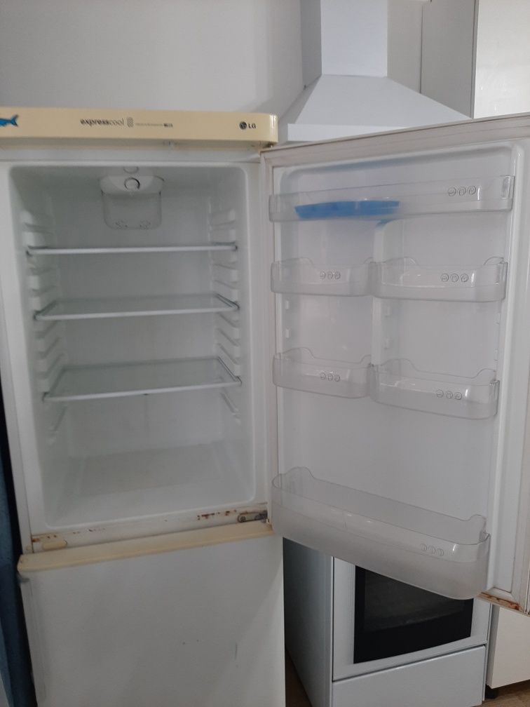 Продам срочно Холодильник LG б/у