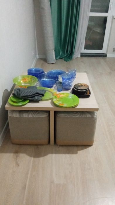 Продам стол с пуфами