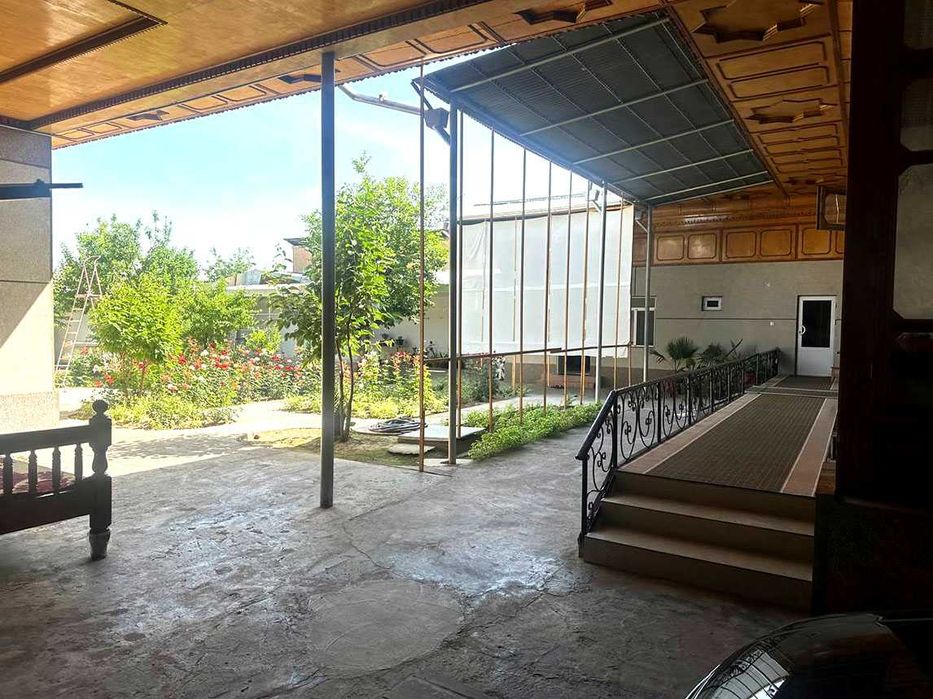 Охунбобоевда 8 соток ЕР учаскаси 9 та хона уйи билан..