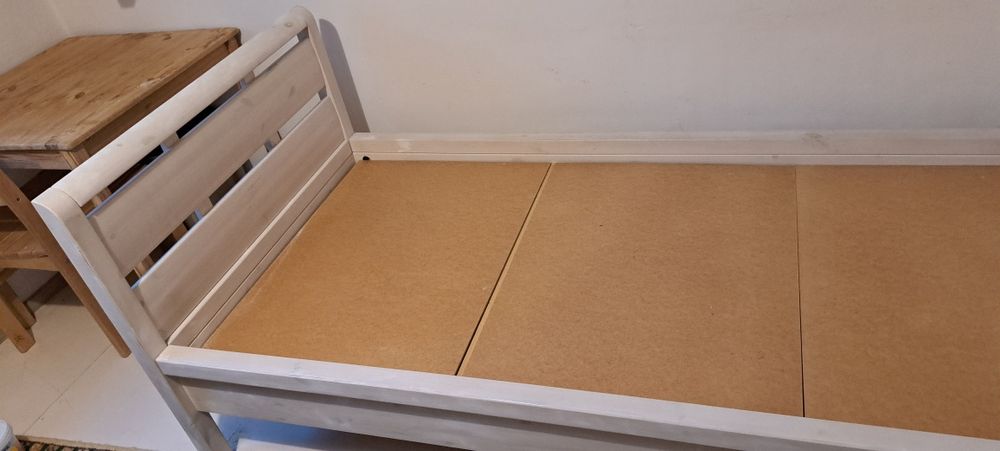 Деревянная белая кровать