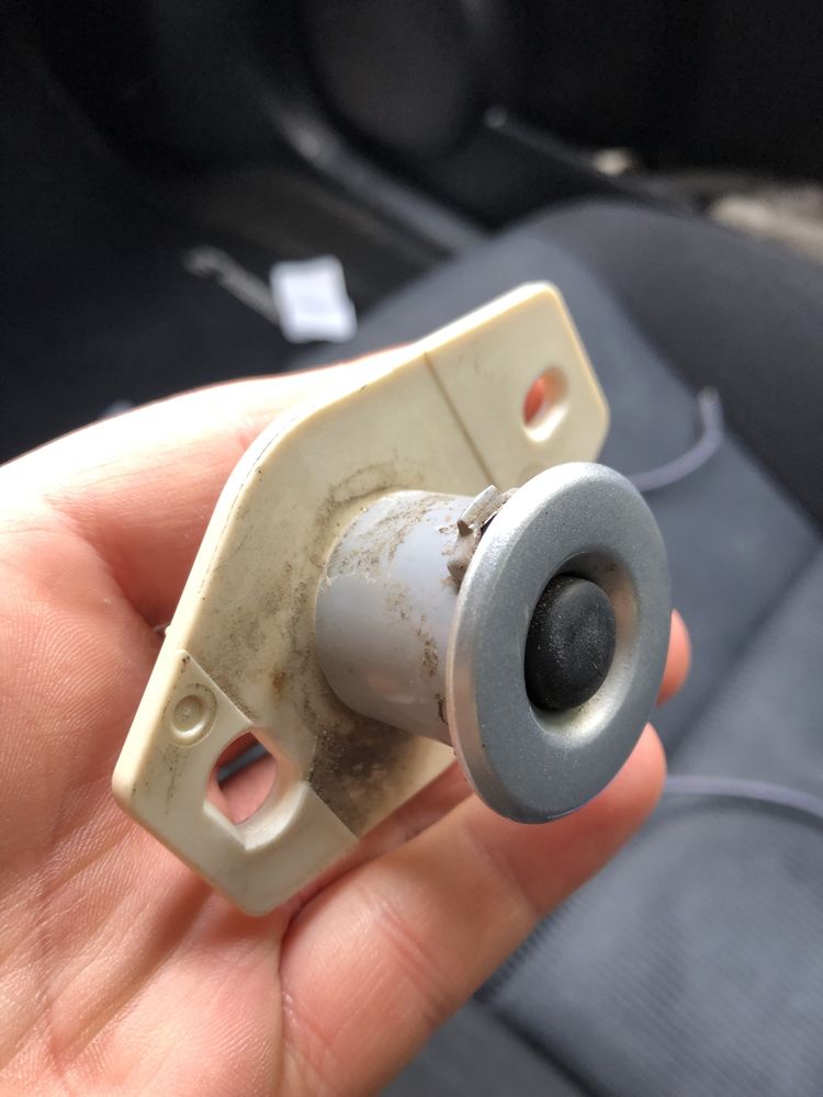Оригинално копче за багажник Mazda 2
