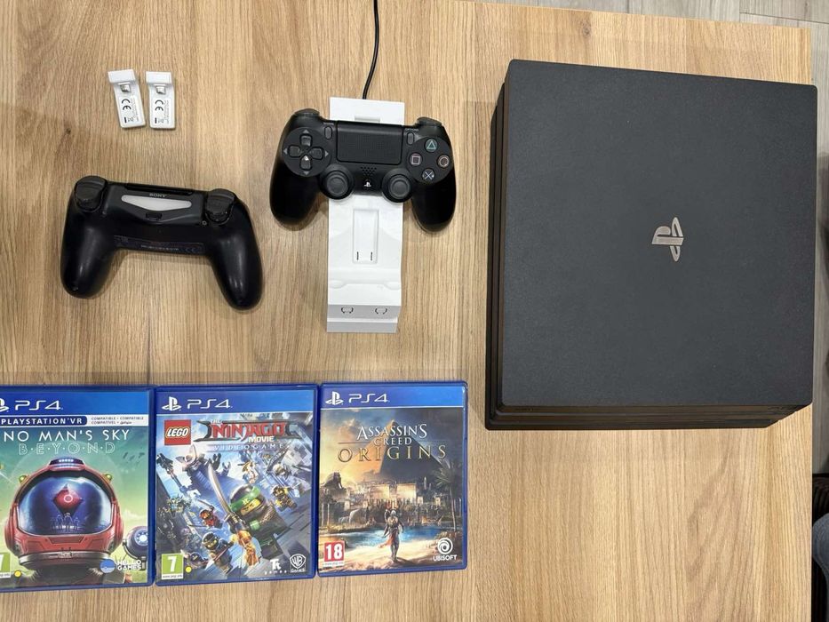 PS4 Pro 1TB с 2 контролера