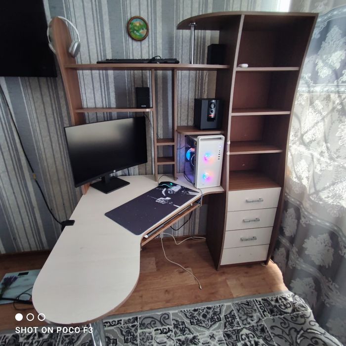 Продам стол Компьютерный Угловой.