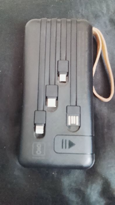 Power Bank с LED-фонарём и встроенными кабелямиуниверсальный, мощный