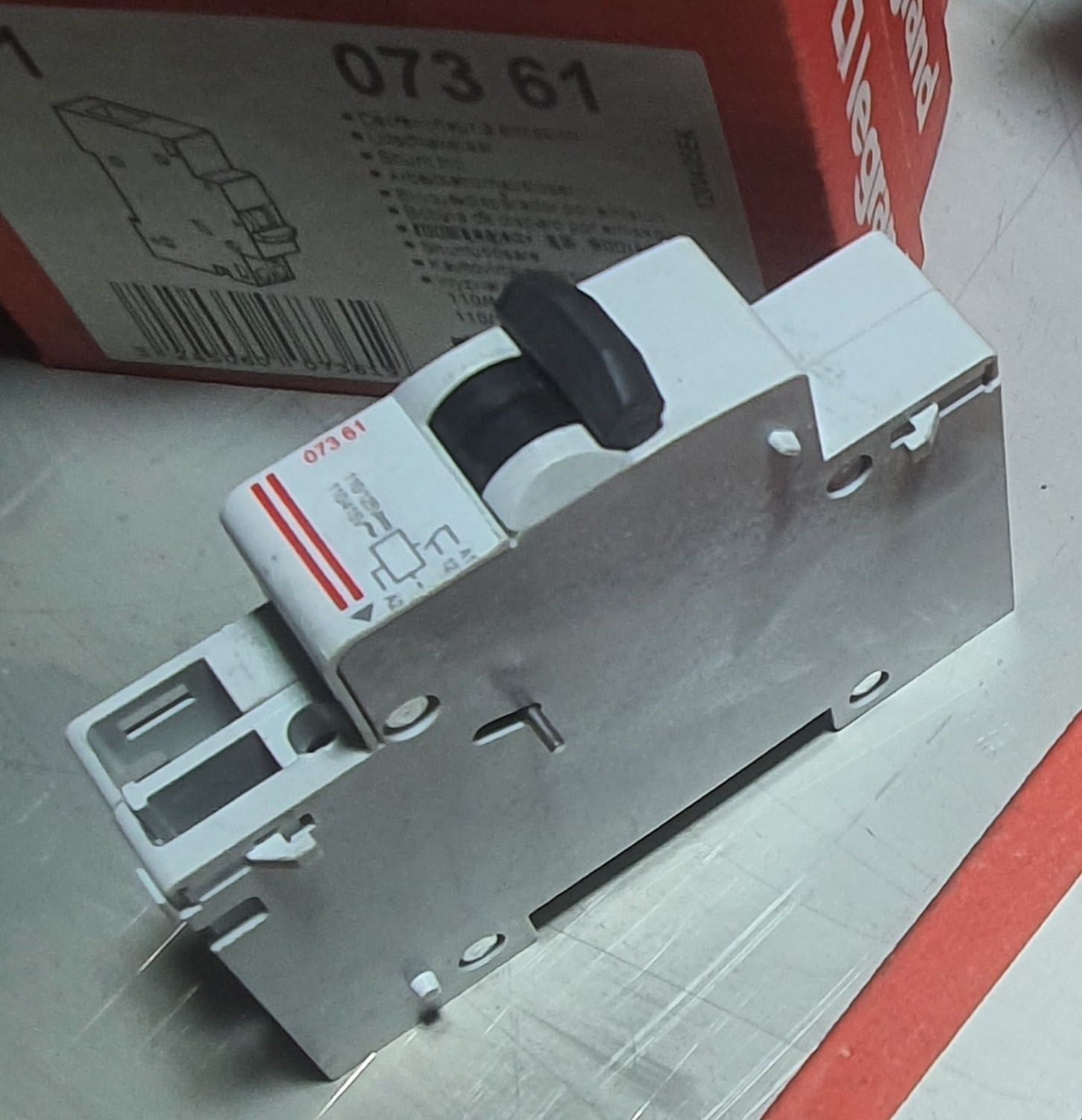 Расцепитель Legrand 220V. Для защиты от перепадов напряжения.