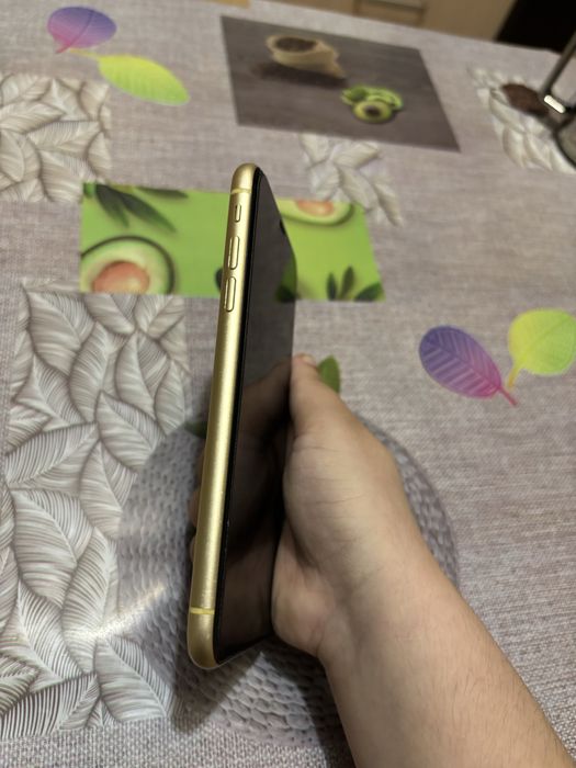 продам iPhone XR