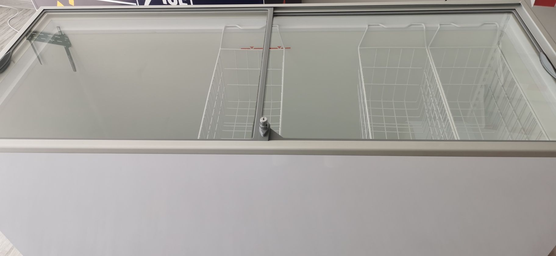 Vând lada frigorifica cu capac de sticla