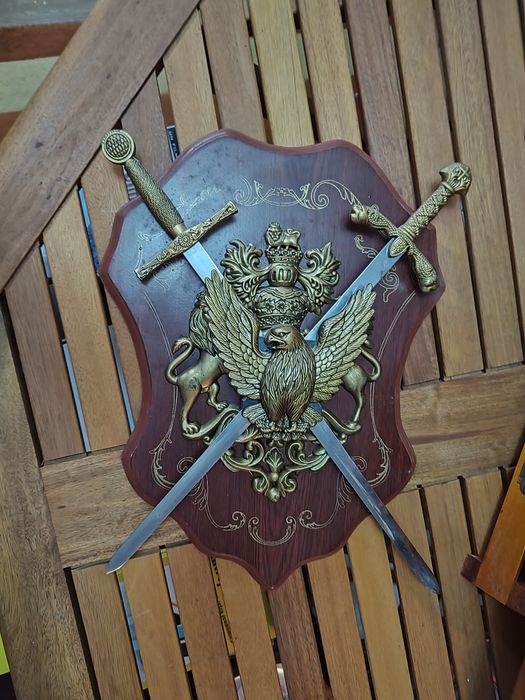 Panoplie cu săbii și blazon