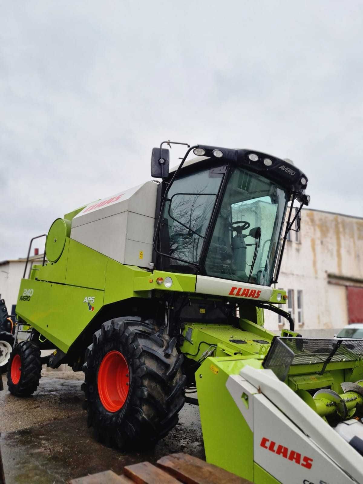 Combina CLAAS Avero 240