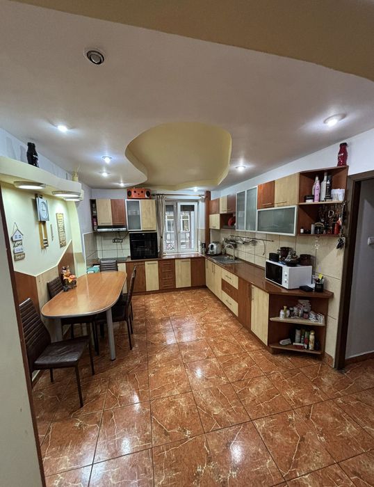 Vand apartament cu 3 camere