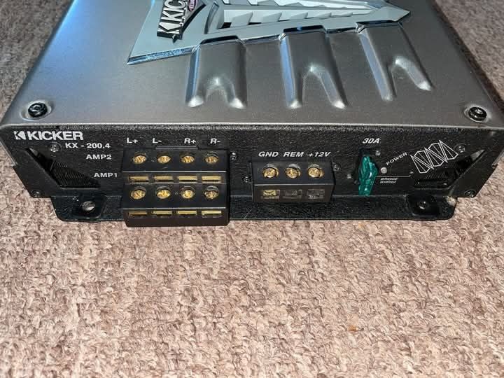 Vând CD cu televizor și stație amplificator auto