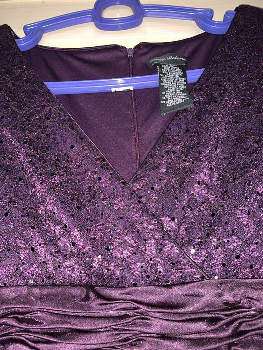 Фиолетовое вечернее платье.