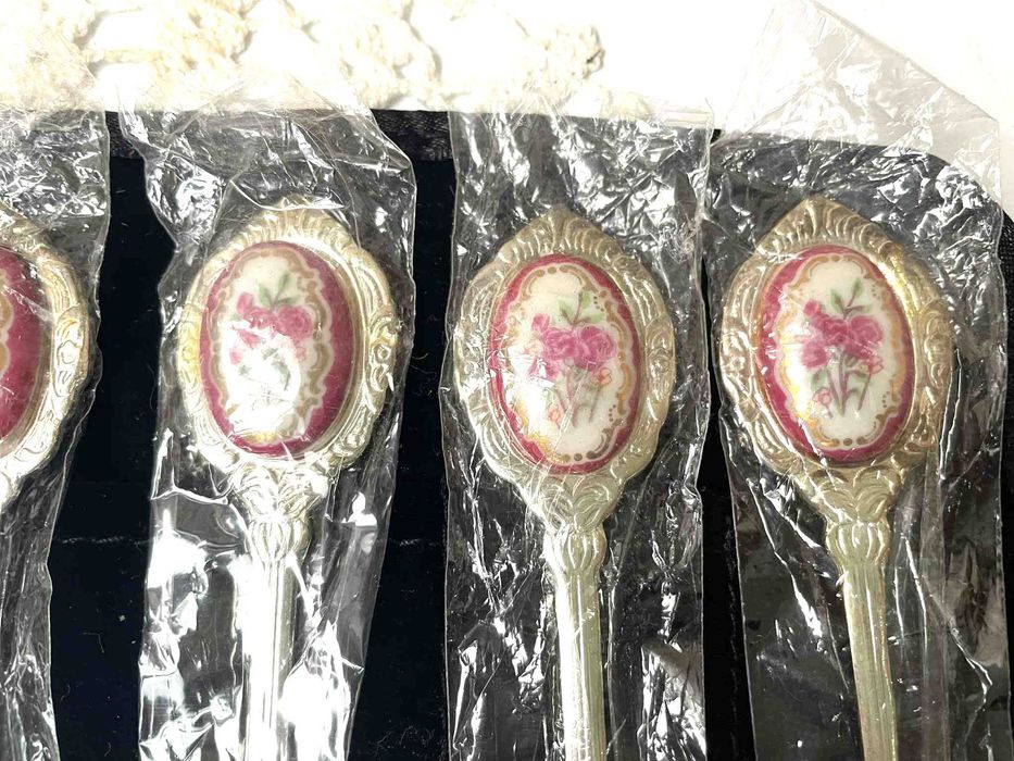 Красиви посребрени лъжички от Англия с порцелан