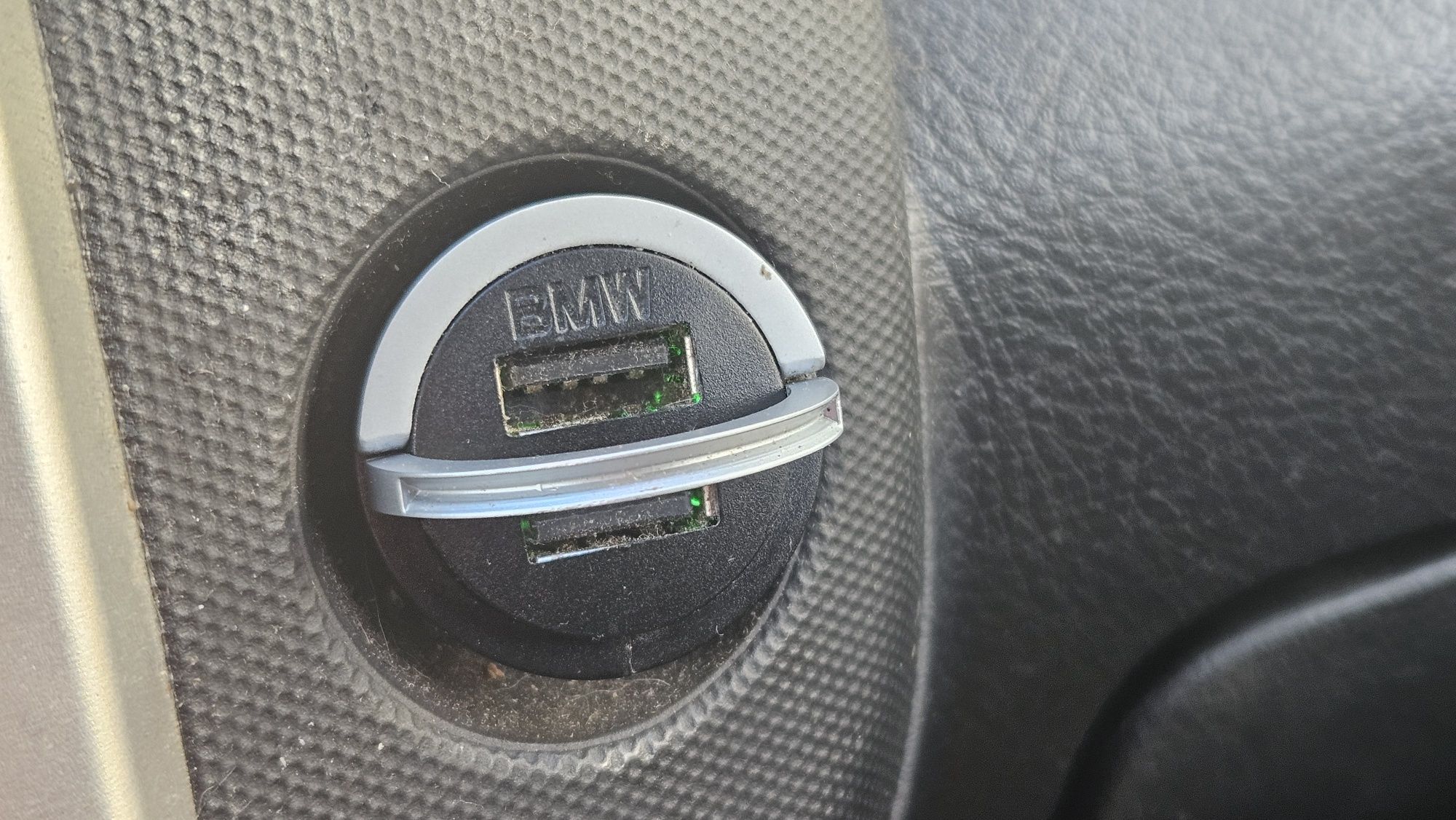 Зарядно с 2 USB за автомобил