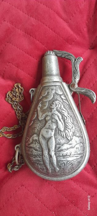 Recipient vechi pentru praf de pușcă