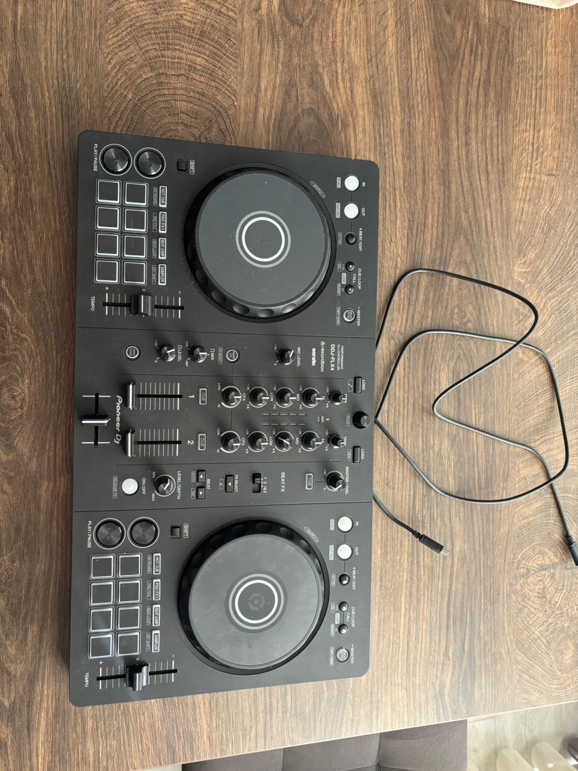 DJ Конзола Pioneer DDJ-Flx400 с кутия + слушалки HDJ-X5
