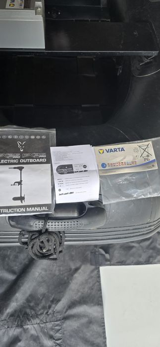 Barca Starbaits cu motor si accesorii