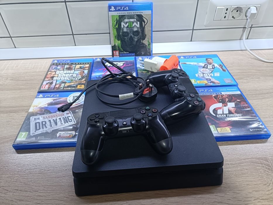 Vând PlayStation 4 Slim