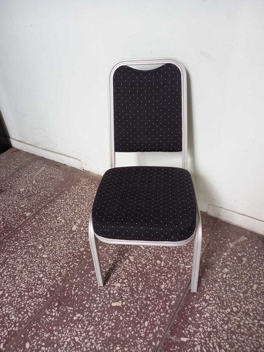 Scaun conferinta cadru metalic,tapitat, negru cu buline 1 bucata