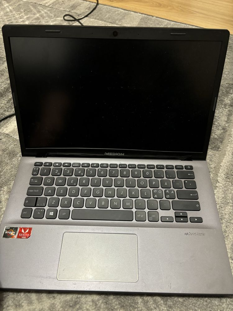 Asus Vivobook 14 Ryzen 3200U cu defect parte dislay modificata