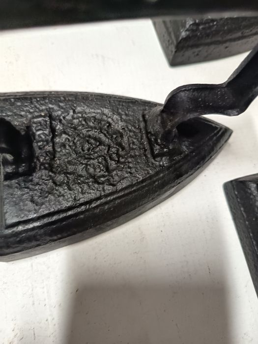 Fier de călcat vechi