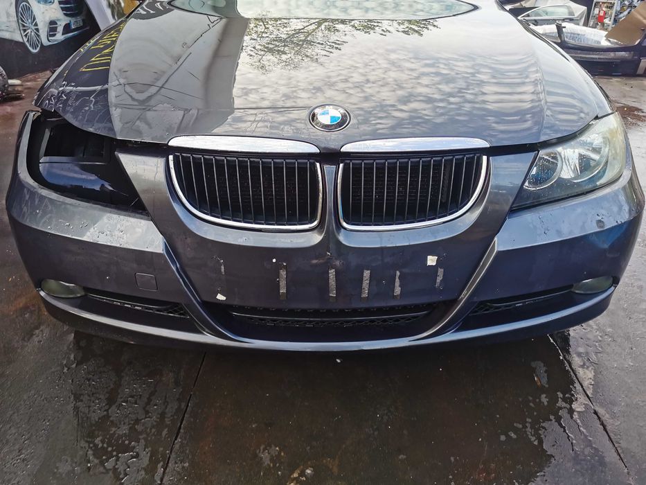 dezmembrez BMW e90 NFL 320d/faruri e90/bara spate e90/capota e90