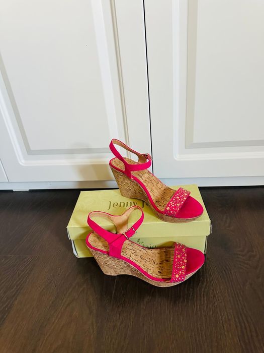 Sandale cu platforma roz cu strasuri , numarul 39