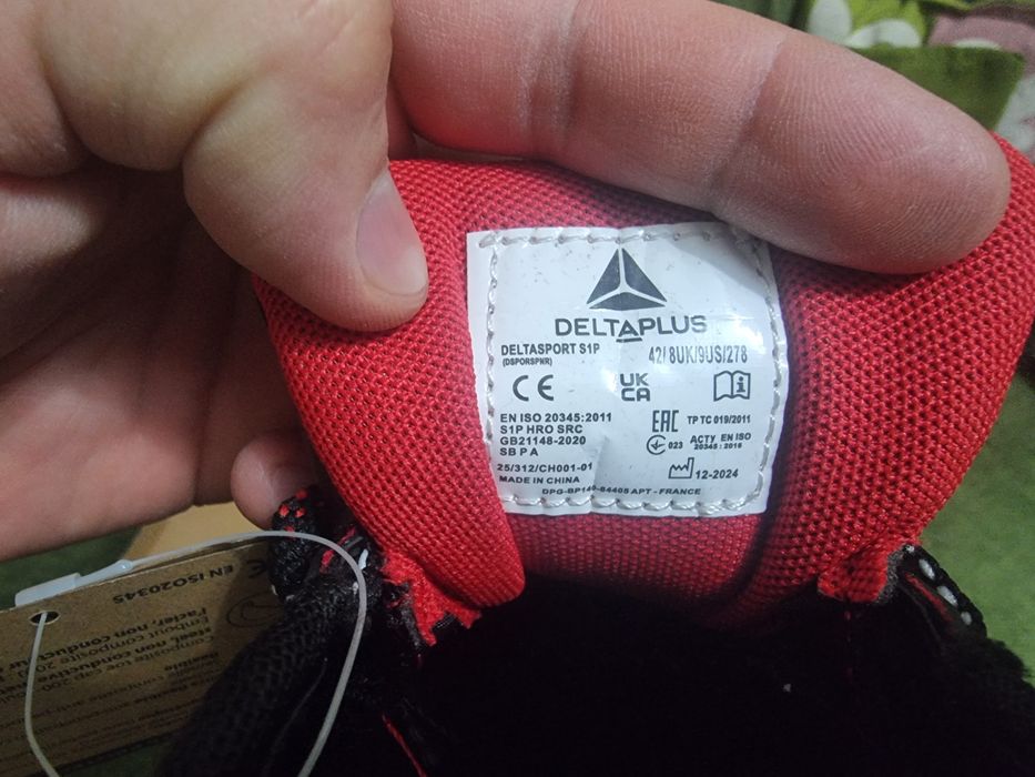 Рабочие кроссовки Delta Plus Delta Sport S1P SRC в черно-красном цвете