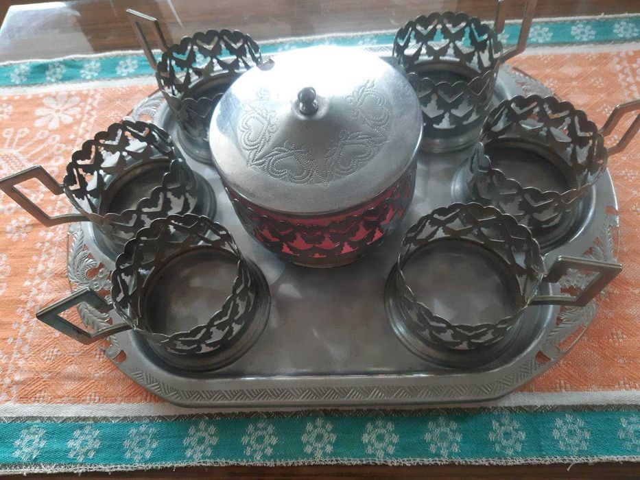 Красиви руски стакани, захарница и поднос
