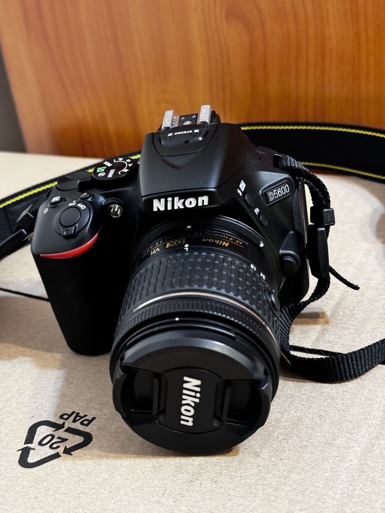 Nikon D5600 DSLR (obiectiv 18-55 mm) + geanta + trepied. Impecabil !