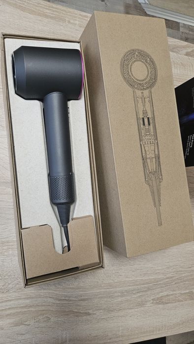 Сешоар Dyson нов