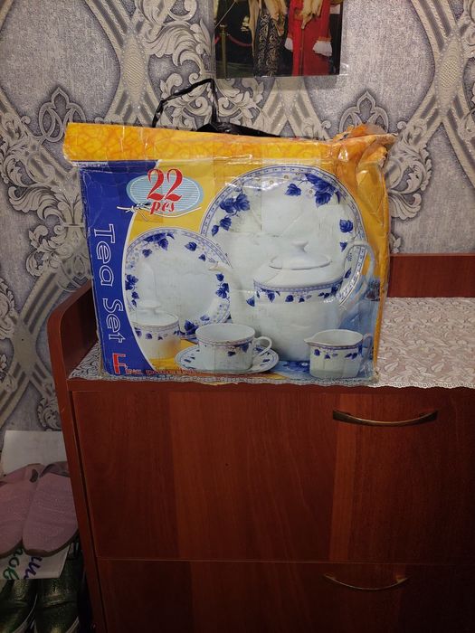 Продаю красивый, фарфоровый, новый сервиз.