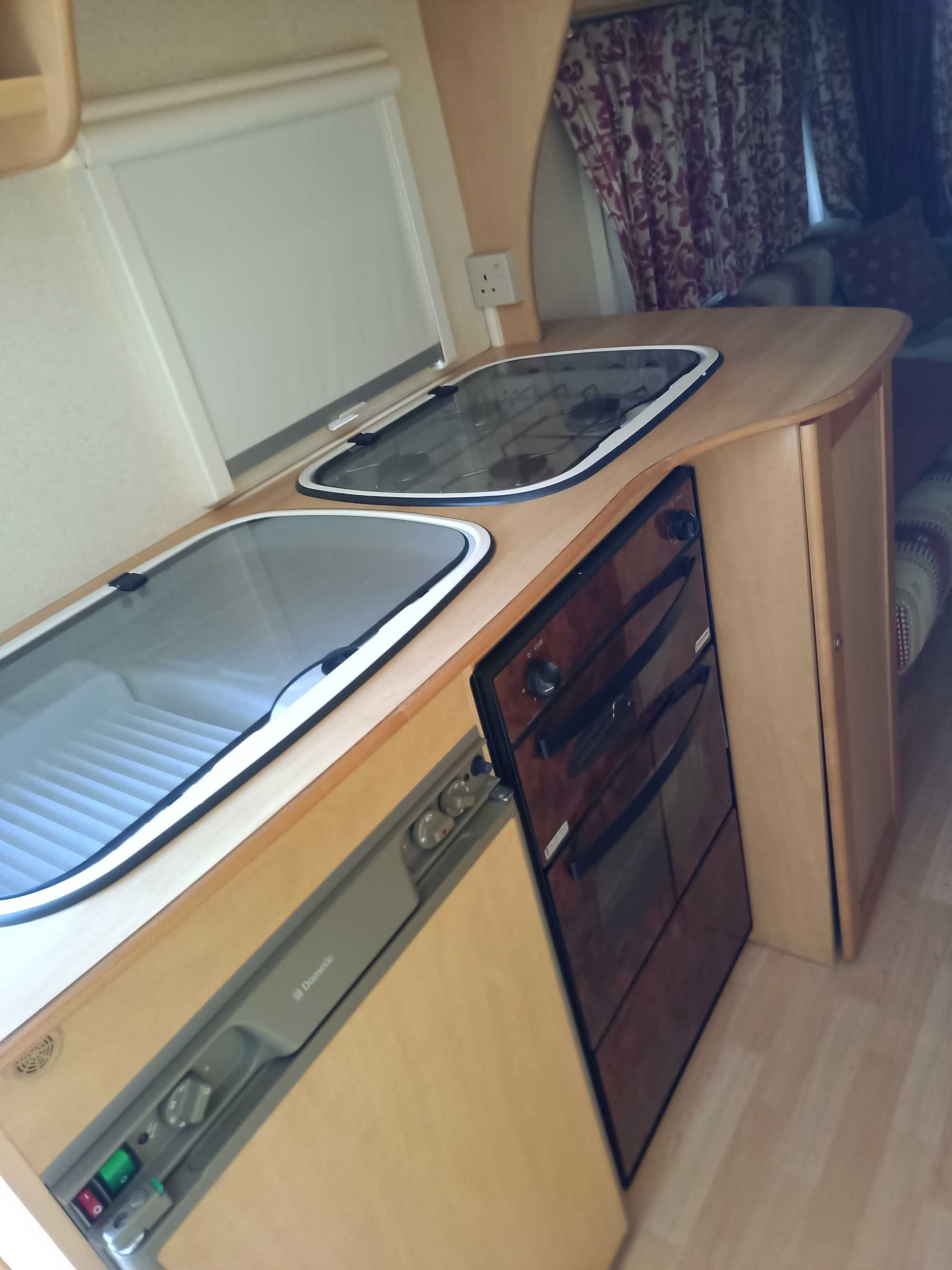 Каравана (и) с 1 ос, 2 броя  за продажба,