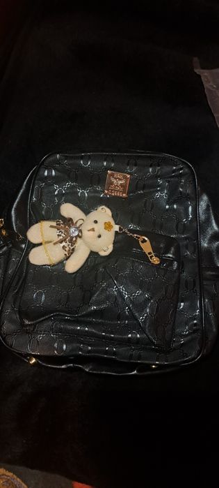 Черна раница с мече