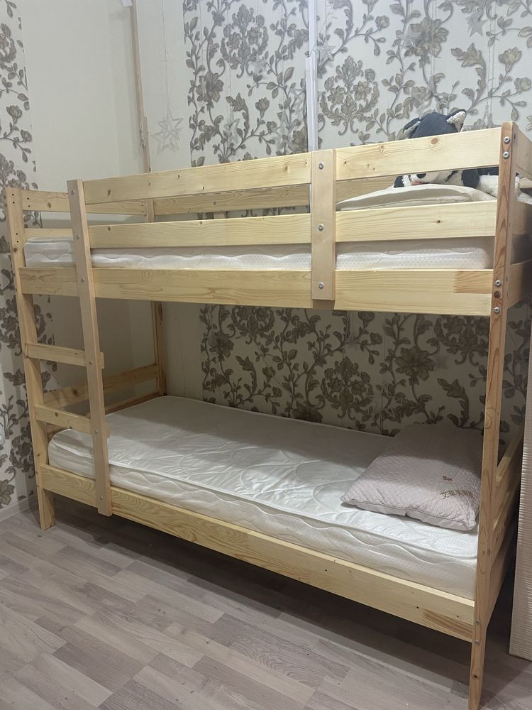 Продам двухяоусную кровать с 2 матрасами