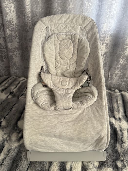 Шезлонг Happy baby Hugger светло-серый
