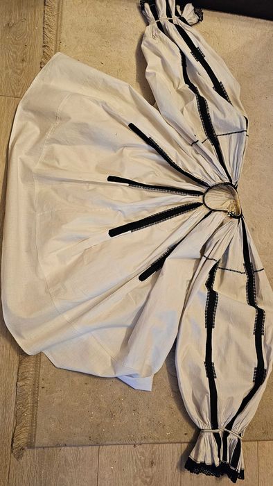 Costum traditional canonic de Sibiu (marginime) cu fir metalic vechi