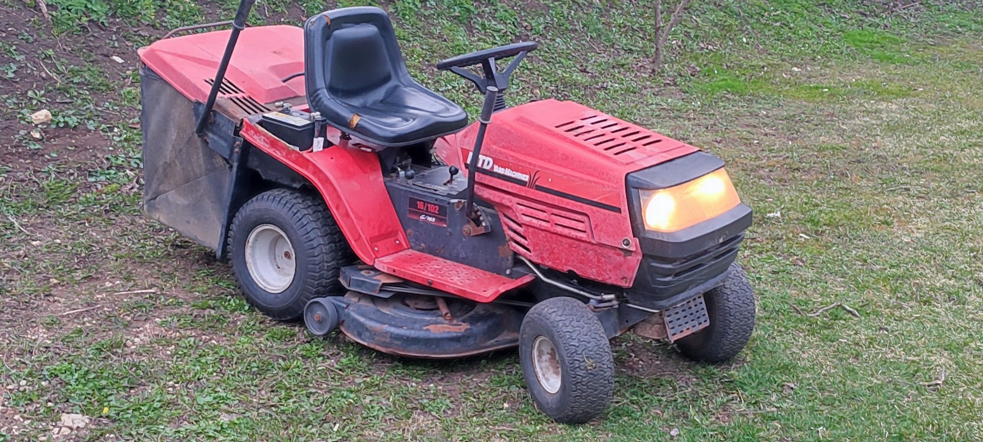 Tractoras tuns iarba MTD E 165 V-twin