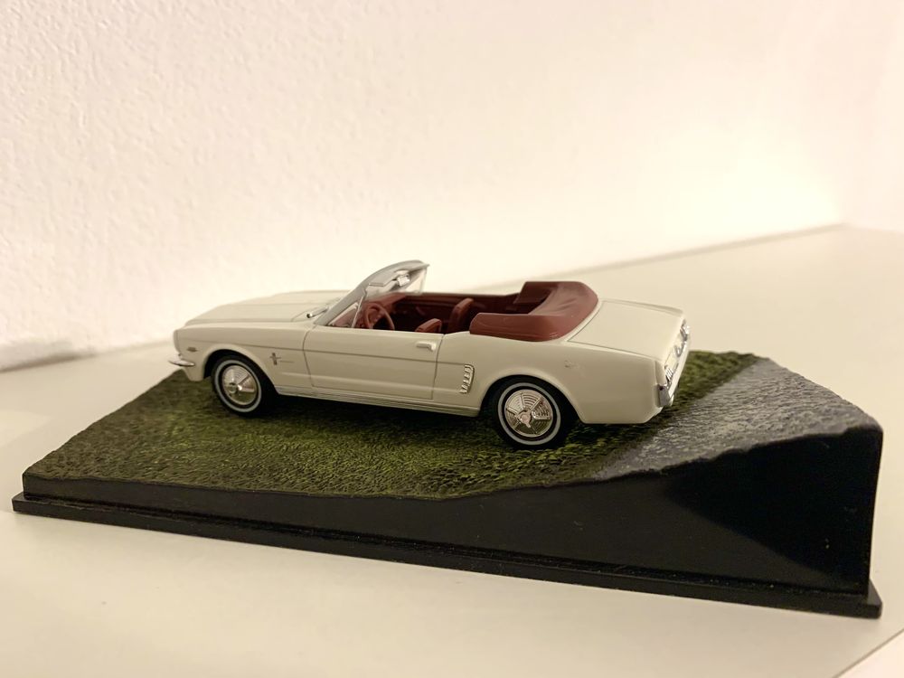 Macheta Ford Mustang Convertible 1:43 (Masinile lui James Bond)