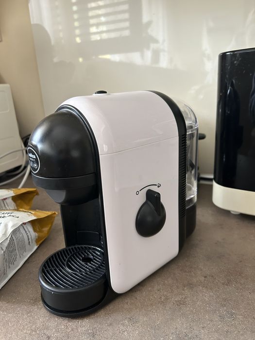 Еспресо кафемашина с капсули LAVAZZA MINU COMPACT A MODO MIO