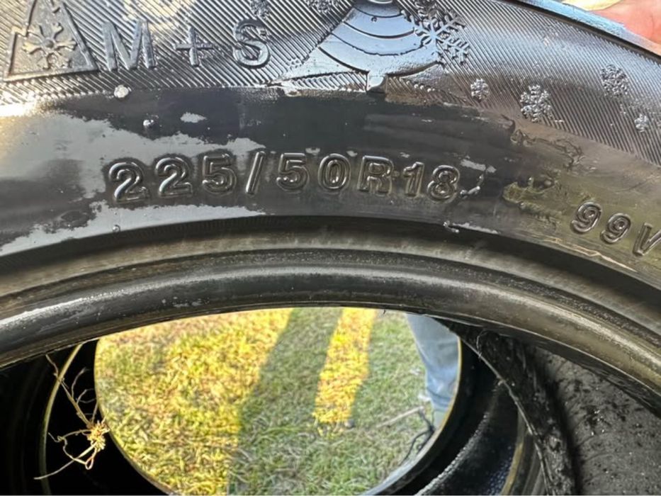 Vand 2 cauciucuri de iarna