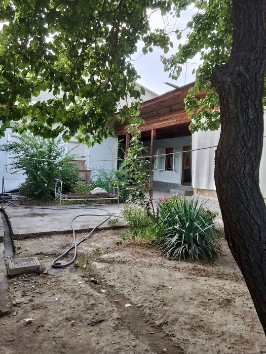 Xovli sotiladi 3 sotix 5 Xona