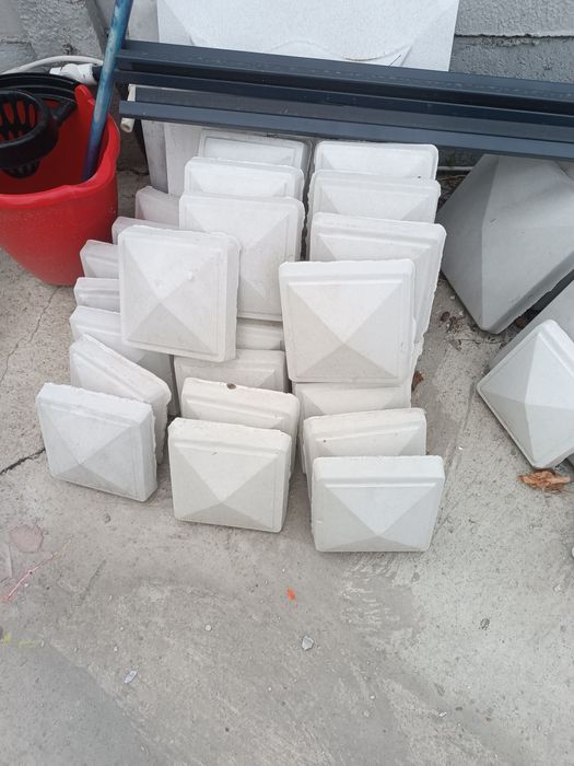 Vând pavele,capace de gard,borduri,rigole.Ofer transport