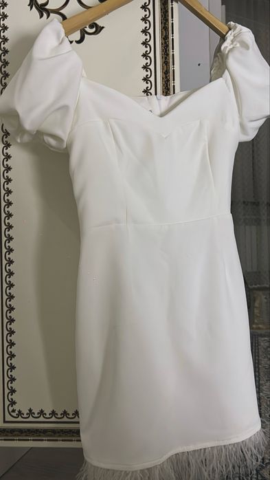 Белое Мини-Платье с Перьями и Пышными Рукавами