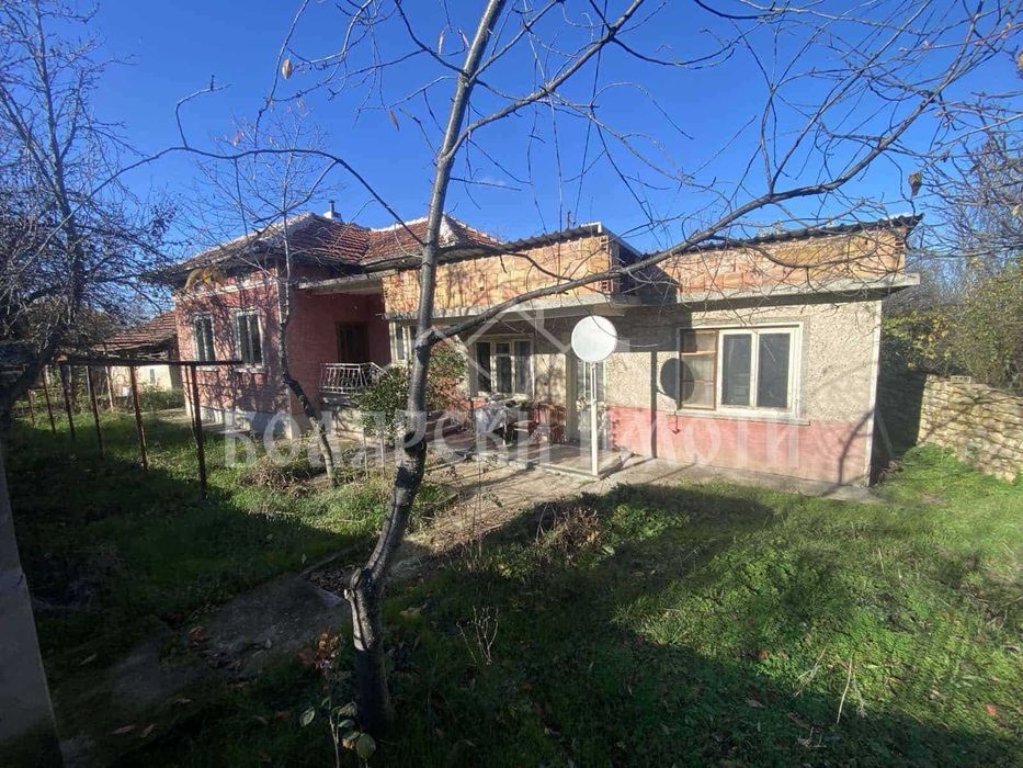 Къща с голям двор в село Ново село