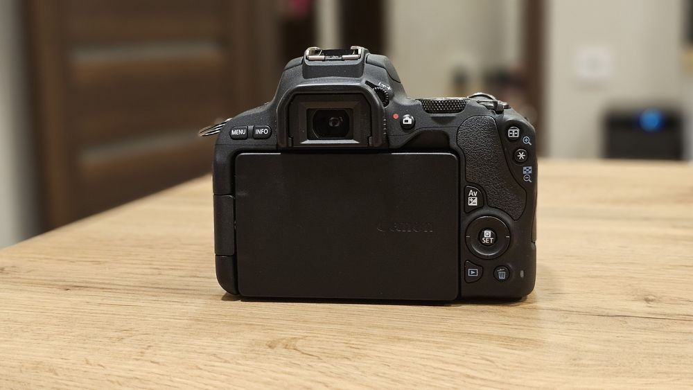 Canon DSLR EOS 200D 24MP, Wi-Fi+Oбективи 18-55mm, f/35+50mm f1.8 STM